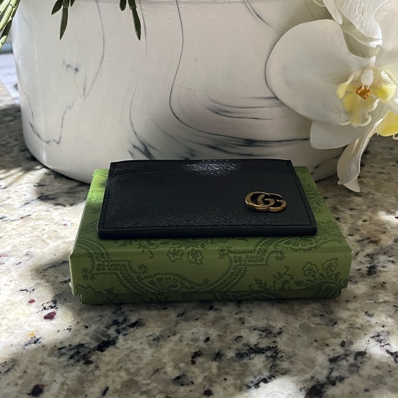 Gucci Black Card Holder with Gold Emblem - Picture 1 of 3